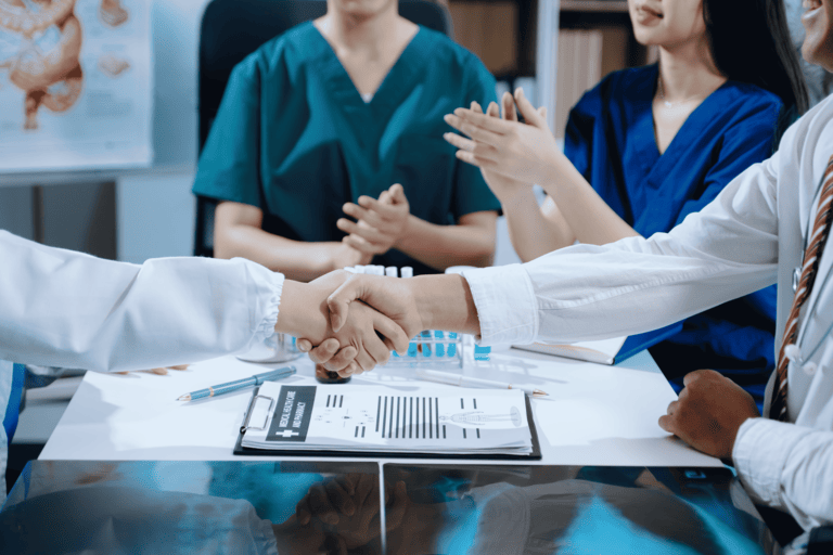 Un médecin et une personne en costume se serrent la main