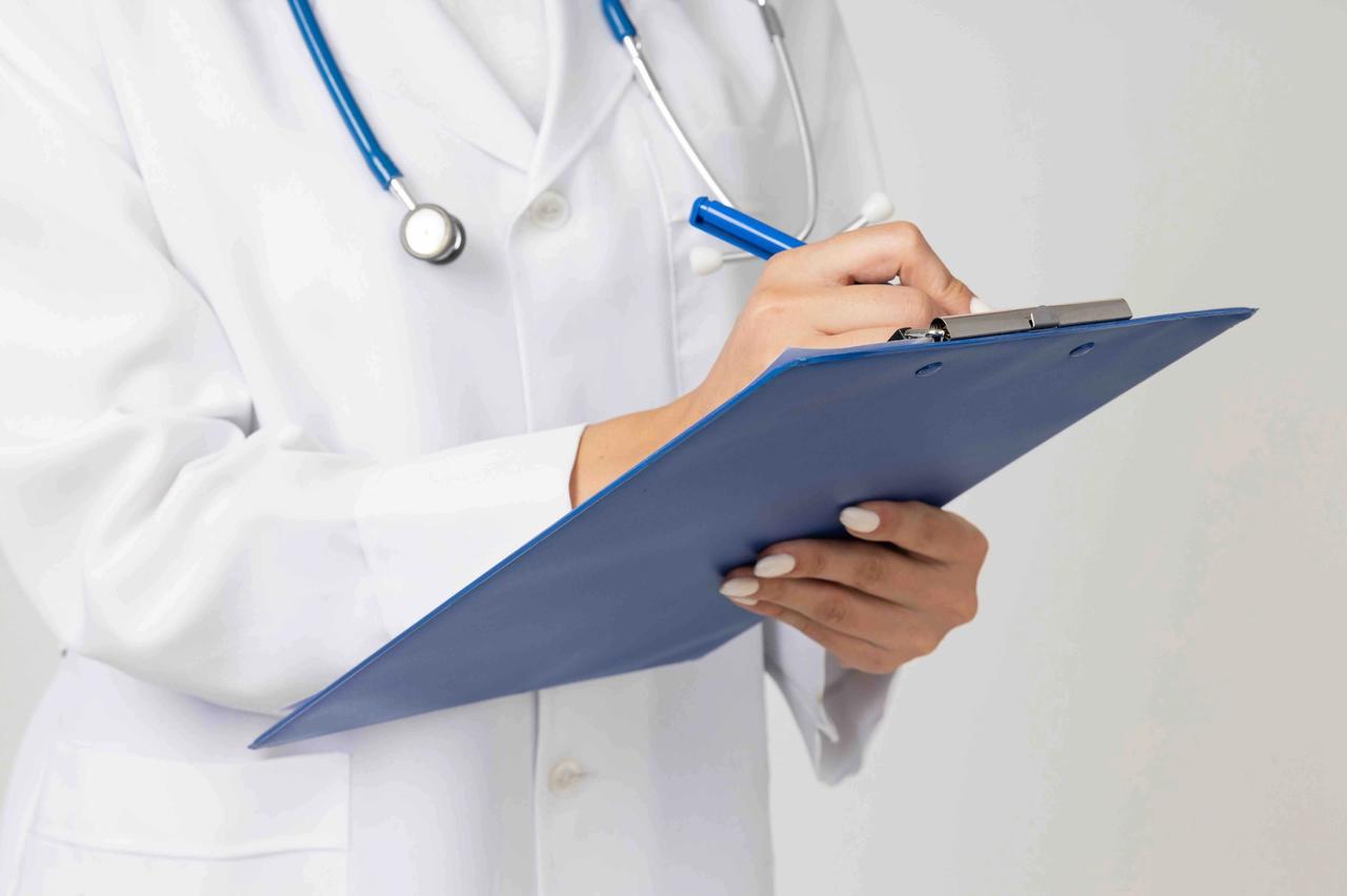 Un médecin écrit sur un bloc-note