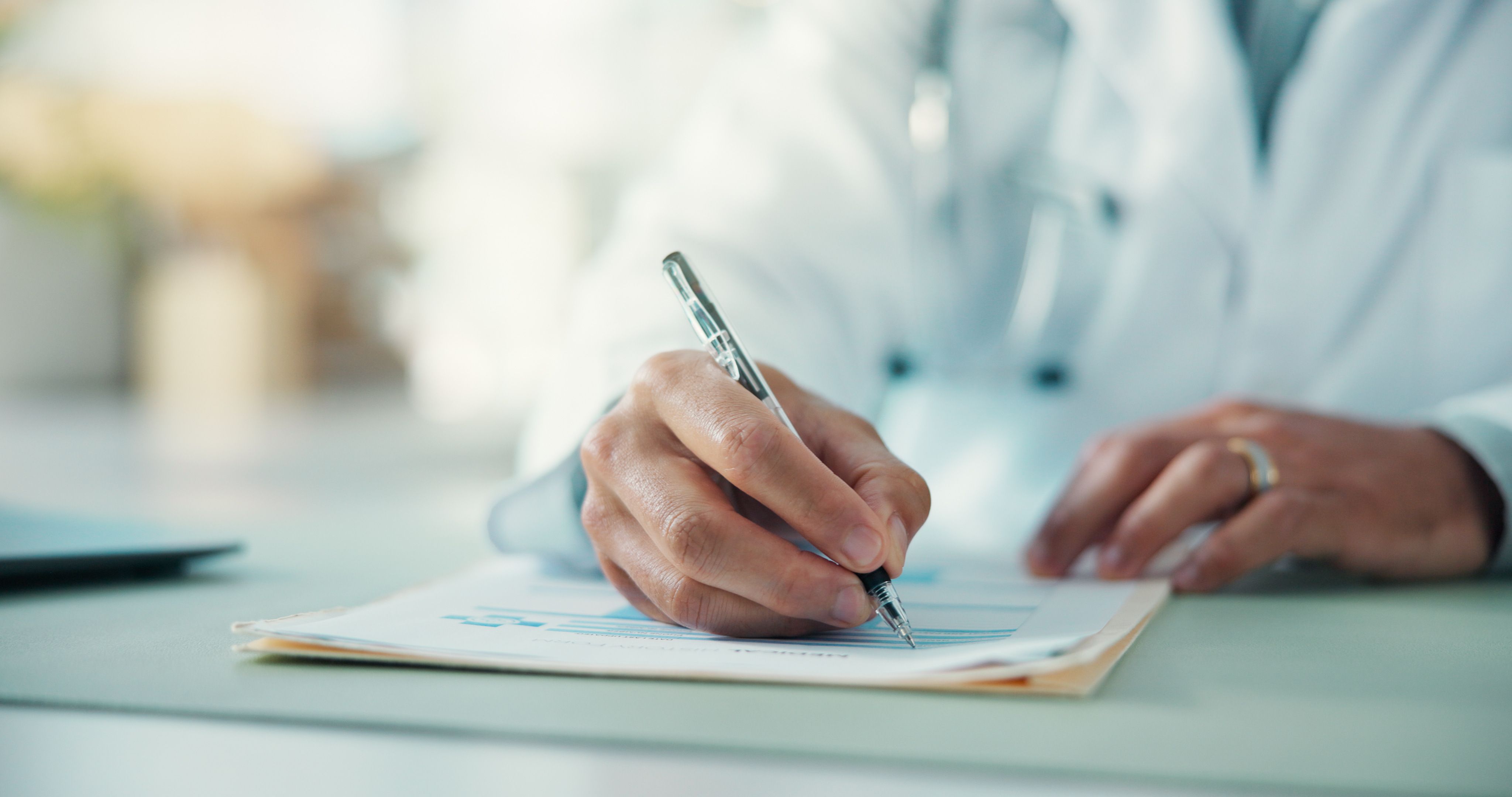 Médecin écrit une ordonnance