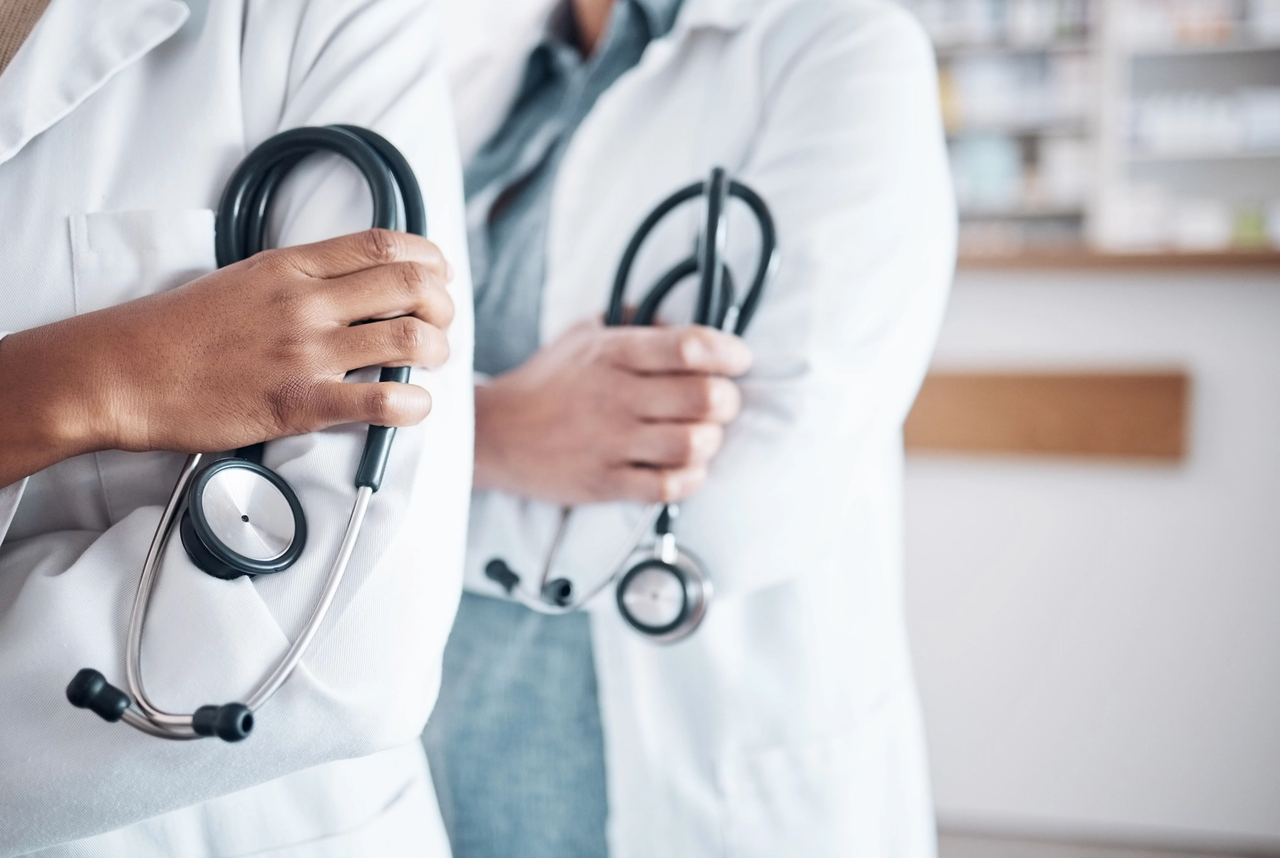 Deux médecins avec leur stéthoscope