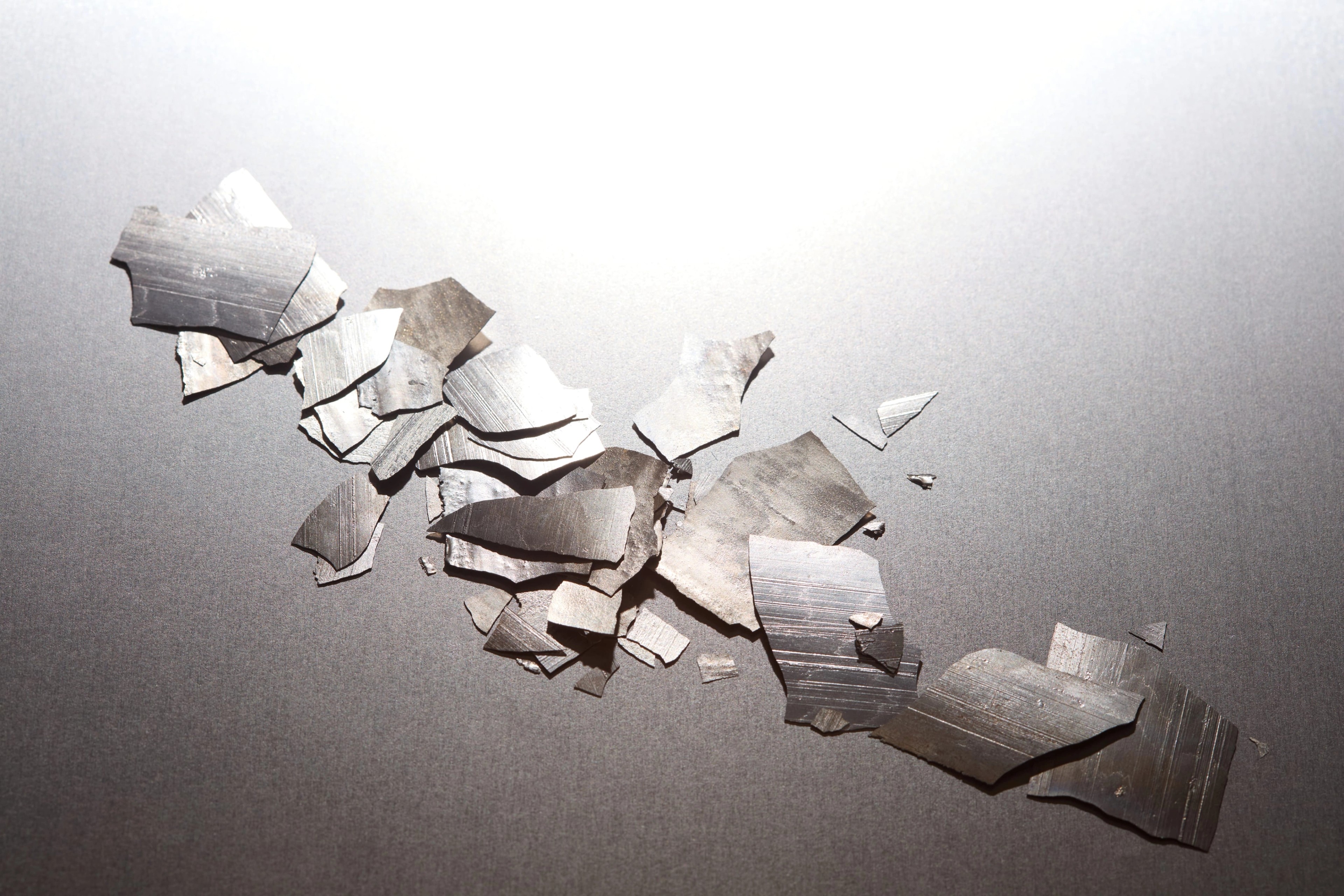 Strip-cast magnet alloy flakes