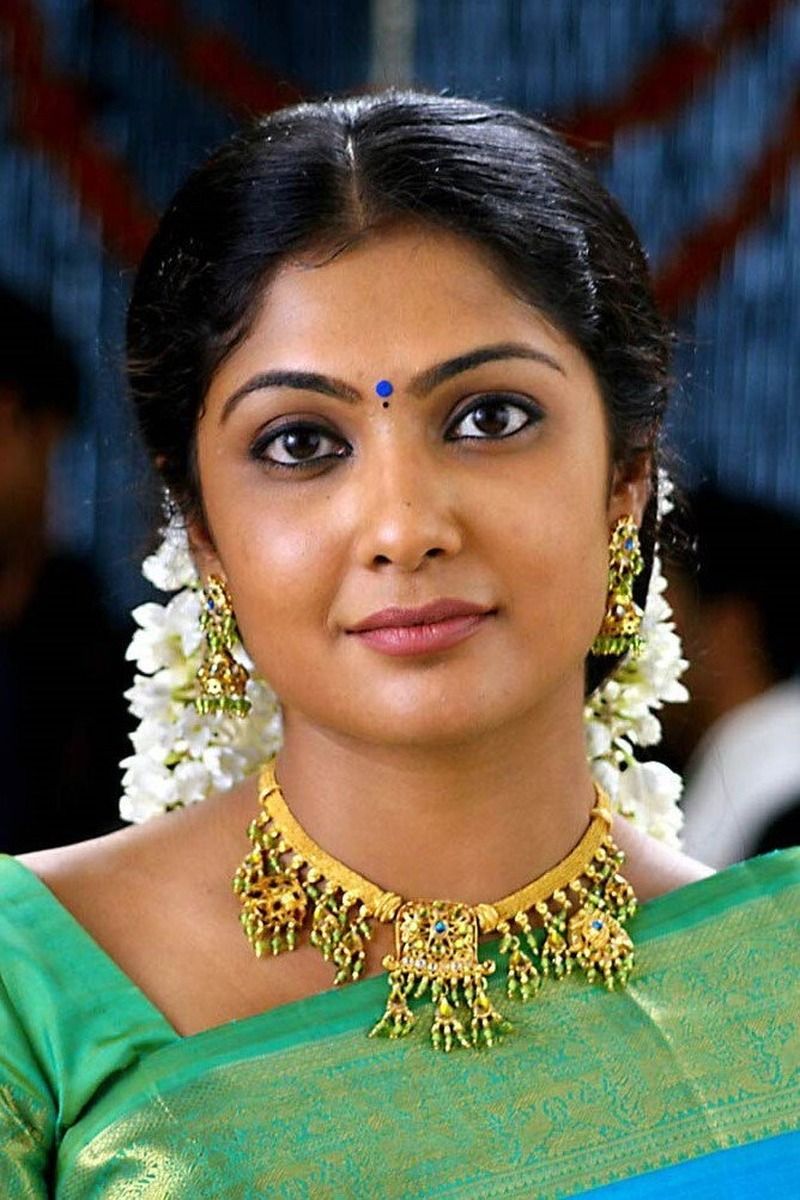 Kamalinee Mukherjee in traditional gold jewellery and jasmine flowers, portrait