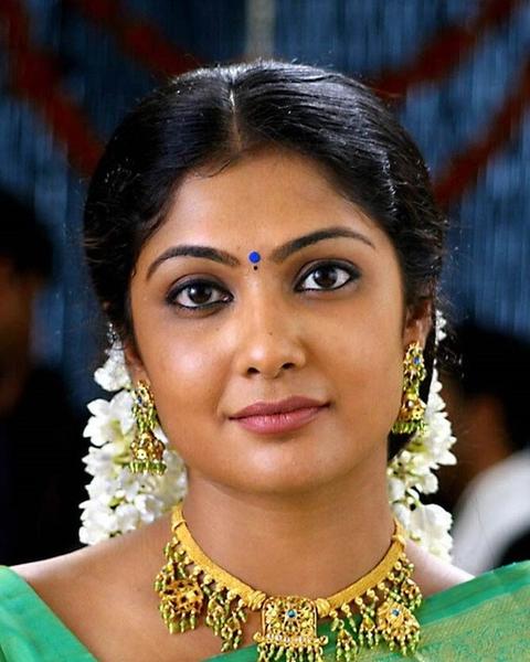 Kamalinee Mukherjee in traditional gold jewellery and jasmine flowers, portrait