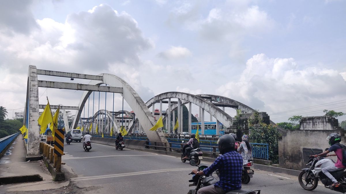 Marthanda Varma Bridge over the Periyar river in Aluva, a Premam location
