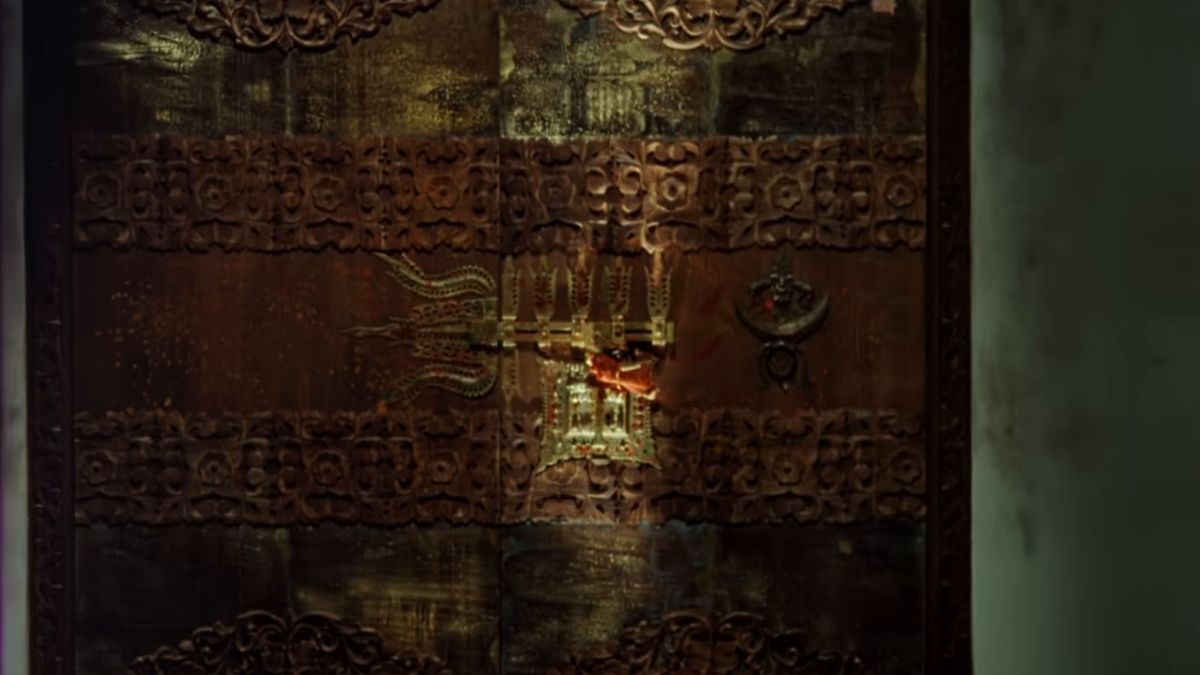 The carved locked door to the Thekkini in the Manichitrathazhu 4K teaser
