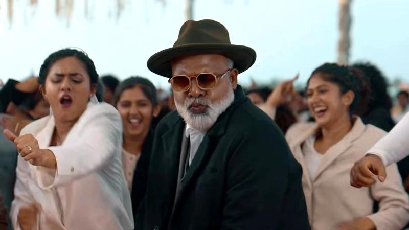 Chemban Vinod Jose in a hat and tinted glasses dancing with the crowd in the Ithinno Aadame song from Disco