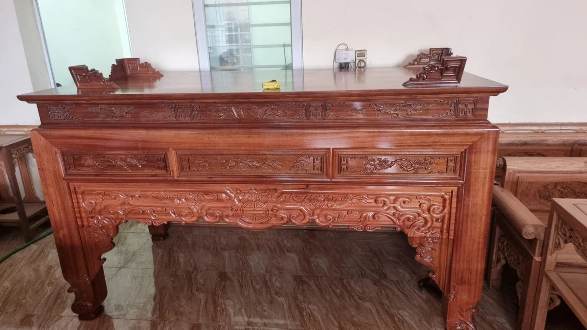Kiểu dáng sập thờ gỗ gụ Lào của Đồ Gỗ Trọng Hiếu.