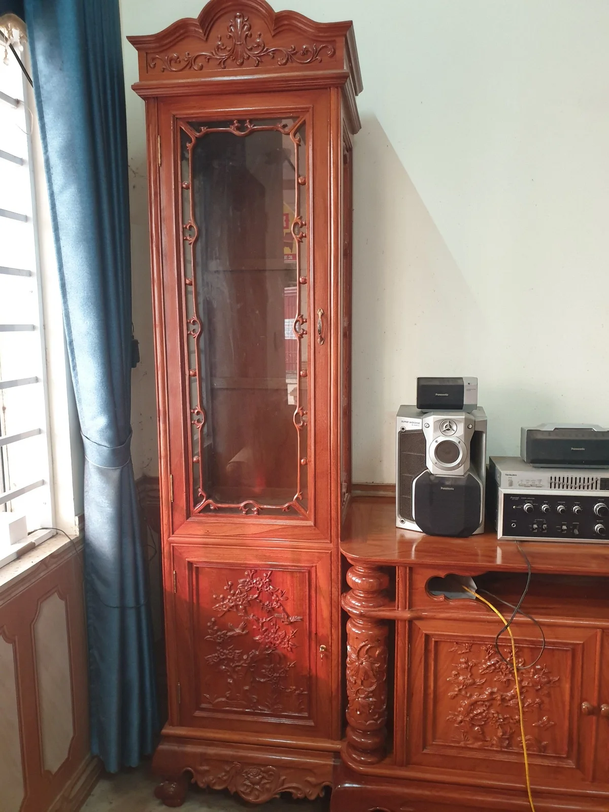 Hệ thống ngăn kéo và không gian lưu trữ tủ kệ tivi gỗ gõ đỏ.