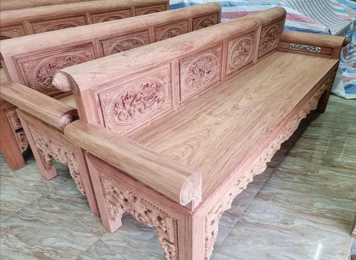 Cận cảnh bộ trường kỷ gỗ hương đá hàng mộc chân 13 chỉ cực kỳ bề thế.