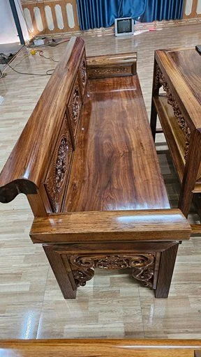 chi tiết tay ghế trường kỷ gỗ gụ quảng bình dày chắc chắn