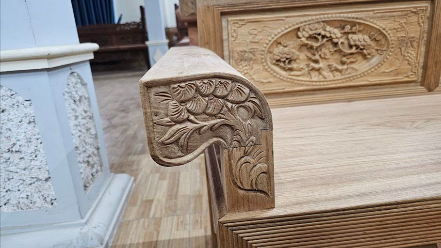 Góc nghiêng bộ bàn ghế trường kỷ gỗ gụ Lào, mộng ghép bén cháy.