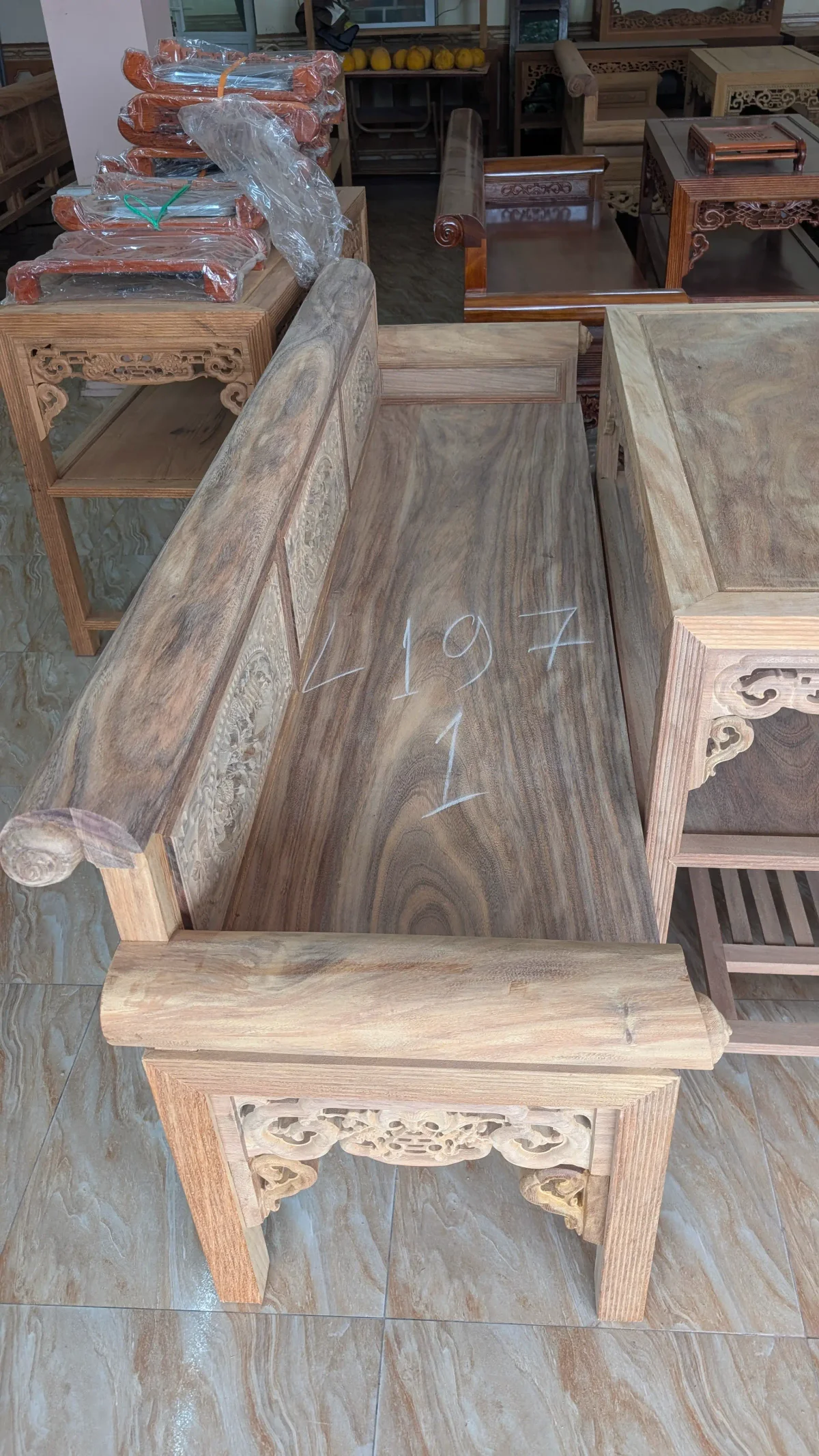 Chi tiết cuốn trường kỷ gỗ lim 7x12 dày dặn