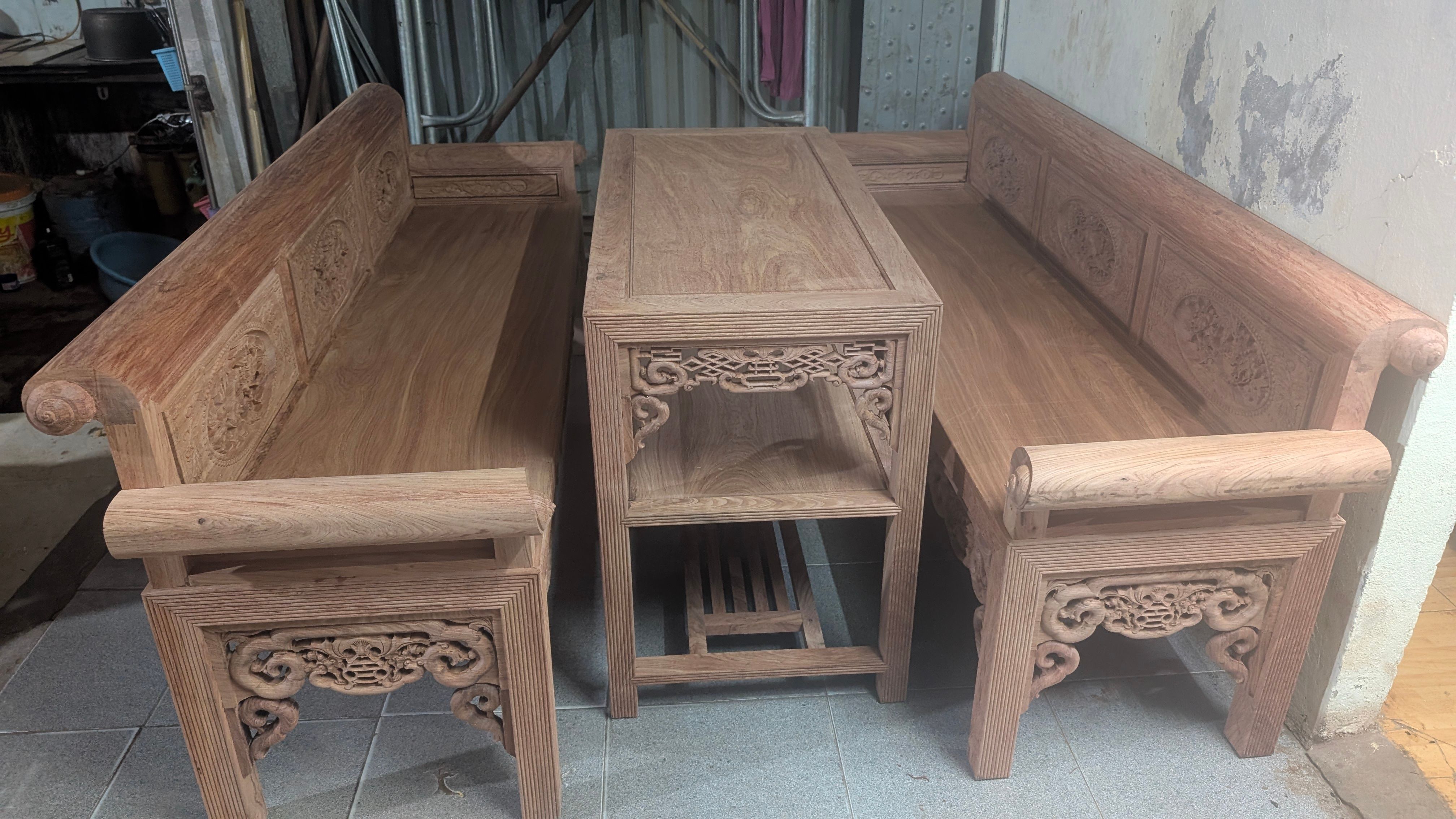 Trường kỷ gỗ Gụ Gia Lai đục chạm thủ công tinh xảo từ xưởng Đồ Gỗ Trọng Hiếu.