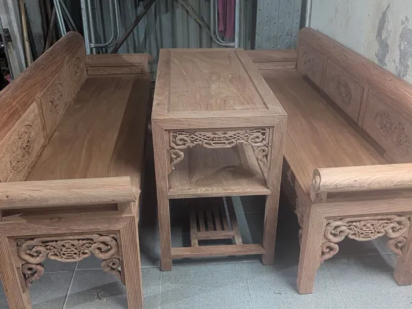 Trường kỷ gỗ Gụ Gia Lai đục chạm thủ công tinh xảo từ xưởng Đồ Gỗ Trọng Hiếu.