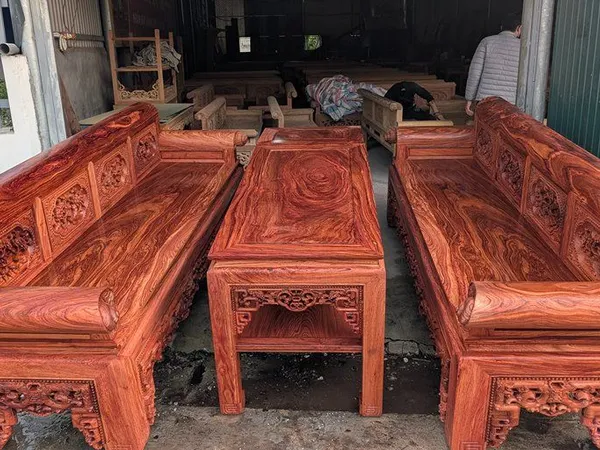 Siêu phẩm trường kỷ gỗ Hương Đá đại đục tay thủ công từ Đồ Gỗ Trọng Hiếu.