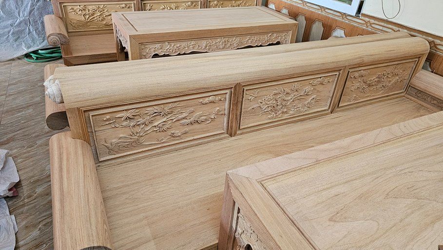Chi tiết vách tựa trường kỷ gỗ gụ dày dặn với đường soi chỉ sắc nét.