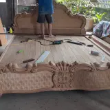 Đo thực tế vai giường gỗ gõ đỏ dày 8cm tại xưởng