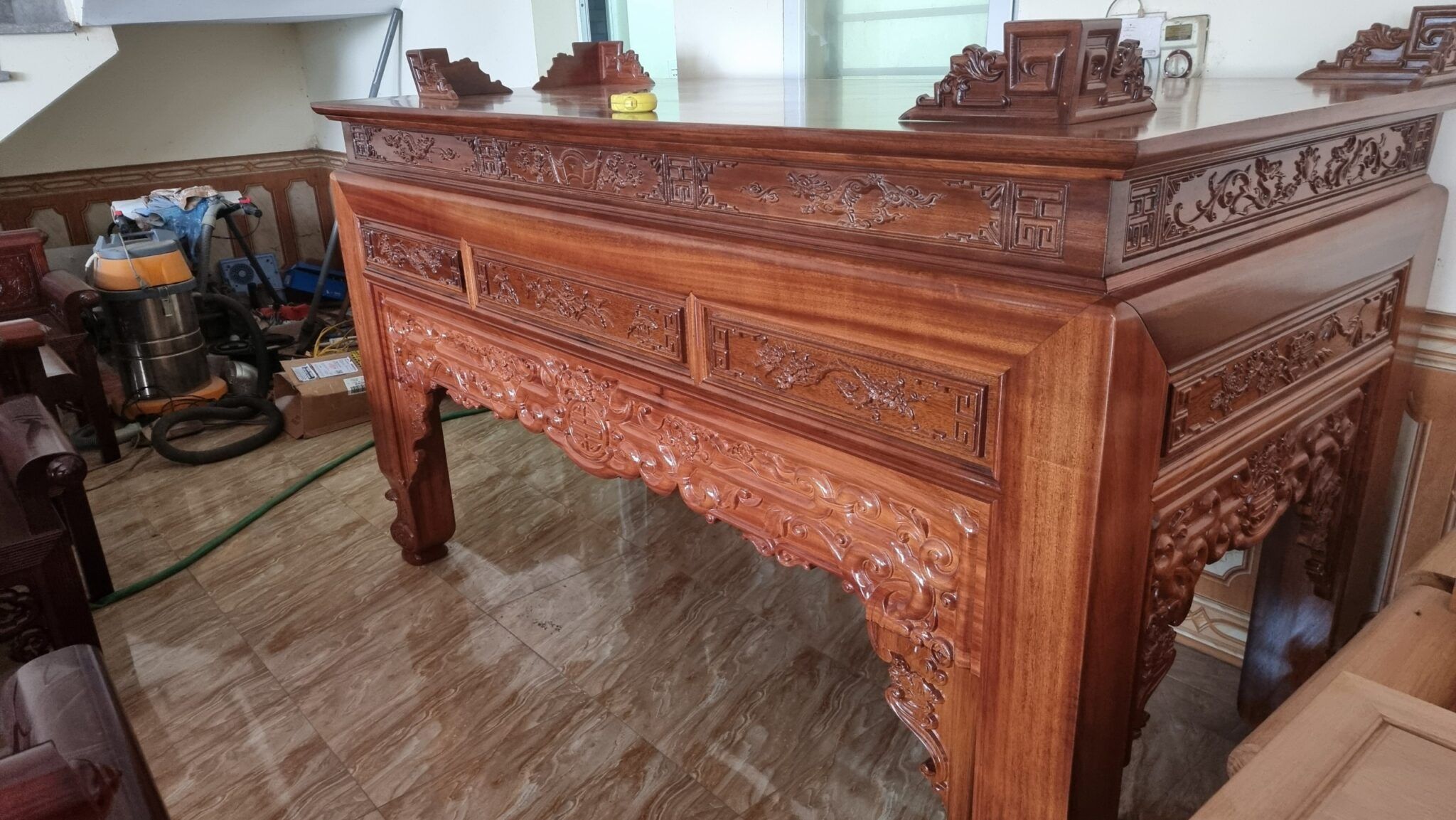 Chi tiết chạm khắc dạ sập thờ gỗ gụ lào Đồ Gỗ Trọng Hiếu.