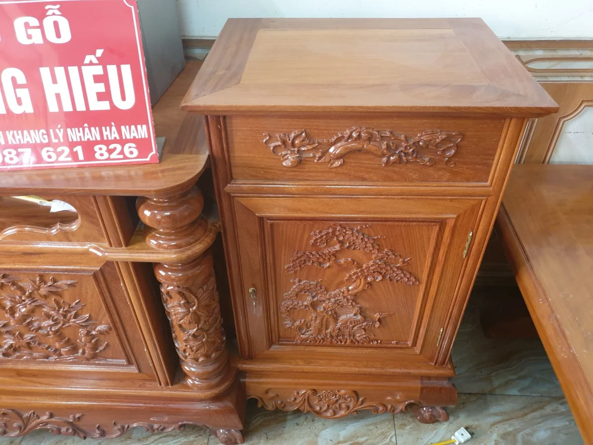 Kết cấu khung sườn vững chắc và chân tủ kệ gỗ gõ đỏ.