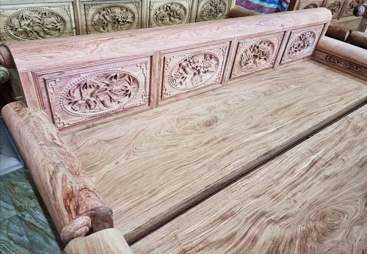 Vách tựa lưng trường kỷ đục tích Tứ Quý (Tùng Cúc Trúc Mai) tinh xảo.