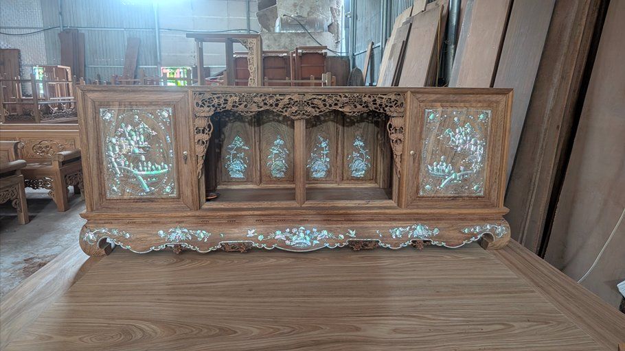 chi tiết khảm ốc xà cừ đỏ lửa vàng chanh trên tủ chè gỗ gụ