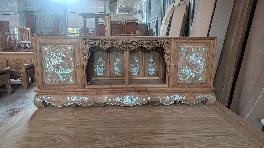 chi tiết khảm ốc xà cừ đỏ lửa vàng chanh trên tủ chè gỗ gụ