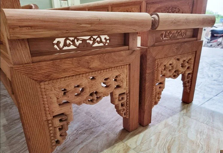 Chi tiết chân 11 chỉ và yếm đục Phúc Nho Hạt Cườm trên trường kỷ gỗ hương đá.