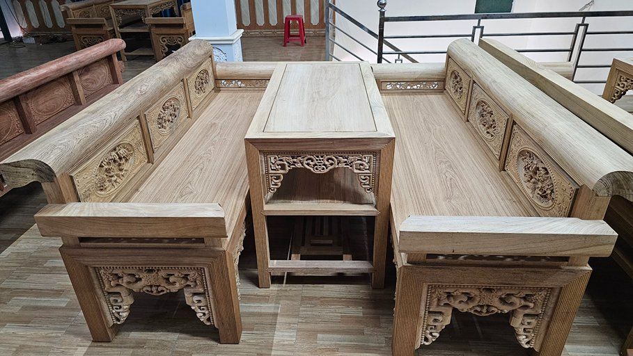 Trường kỷ gỗ Gụ Lào đục chạm thủ công tinh xảo từ xưởng Đồ Gỗ Trọng Hiếu.