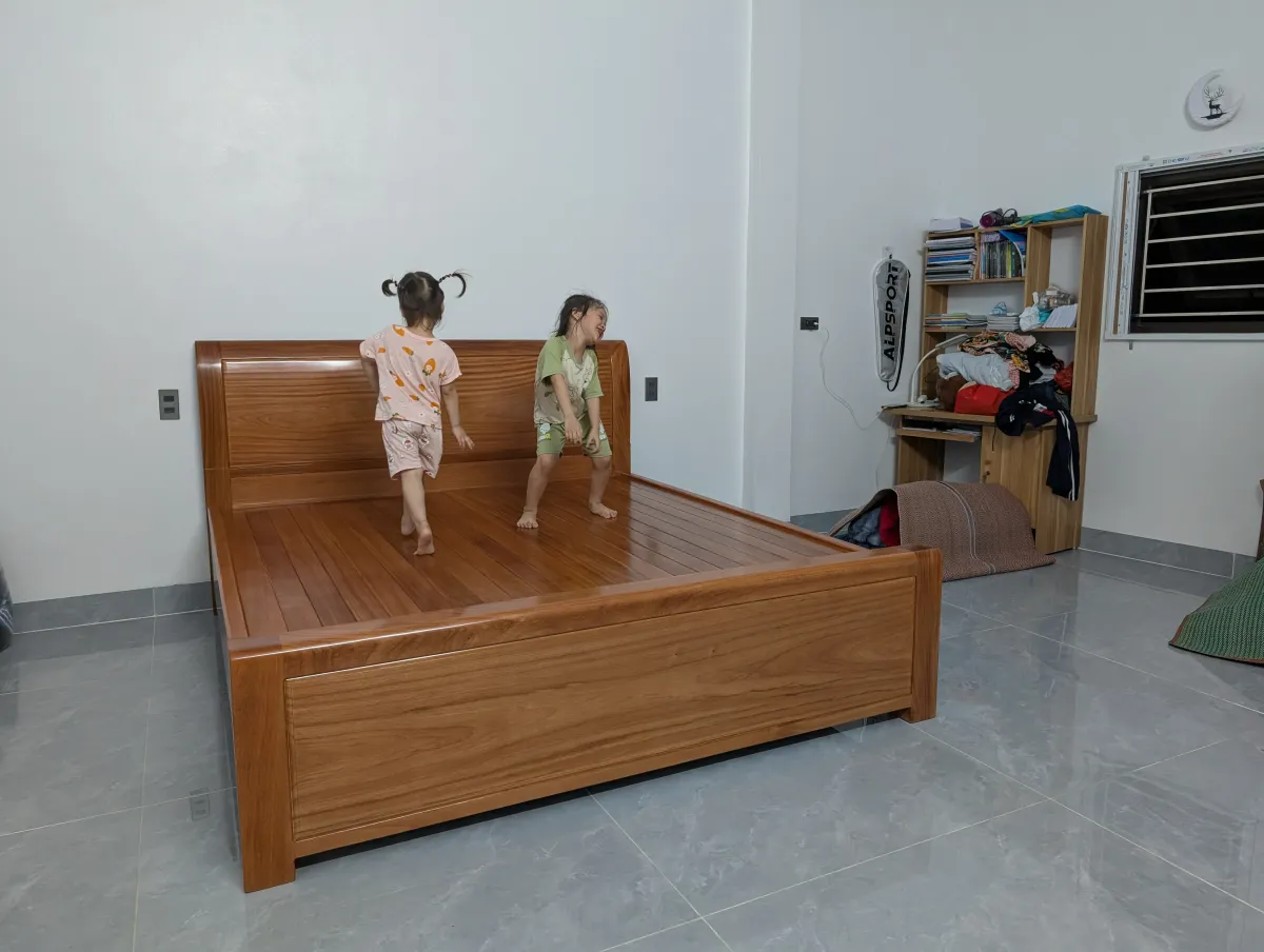 Mặt giường gỗ gụ chắc chắn khi sử dụng thực tế