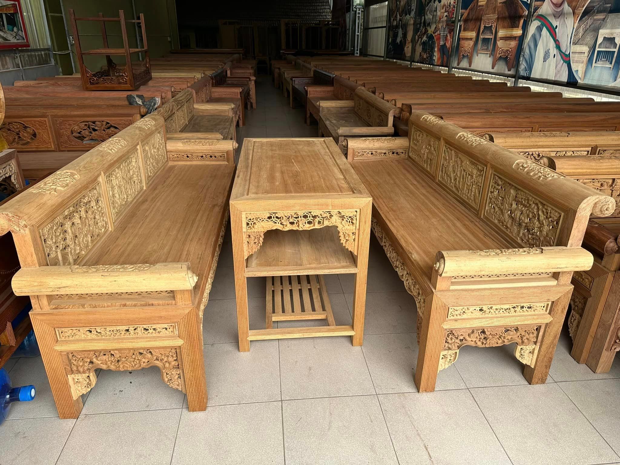 Trường kỷ gỗ gụ đục tay tích Tam Quốc chế tác tại Đồ Gỗ Trọng Hiếu.