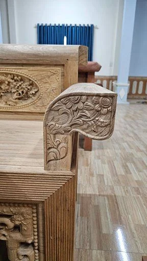 Cận cảnh tay cuốn trường kỷ gỗ gụ Lào chạm khắc hoa văn tinh xảo.