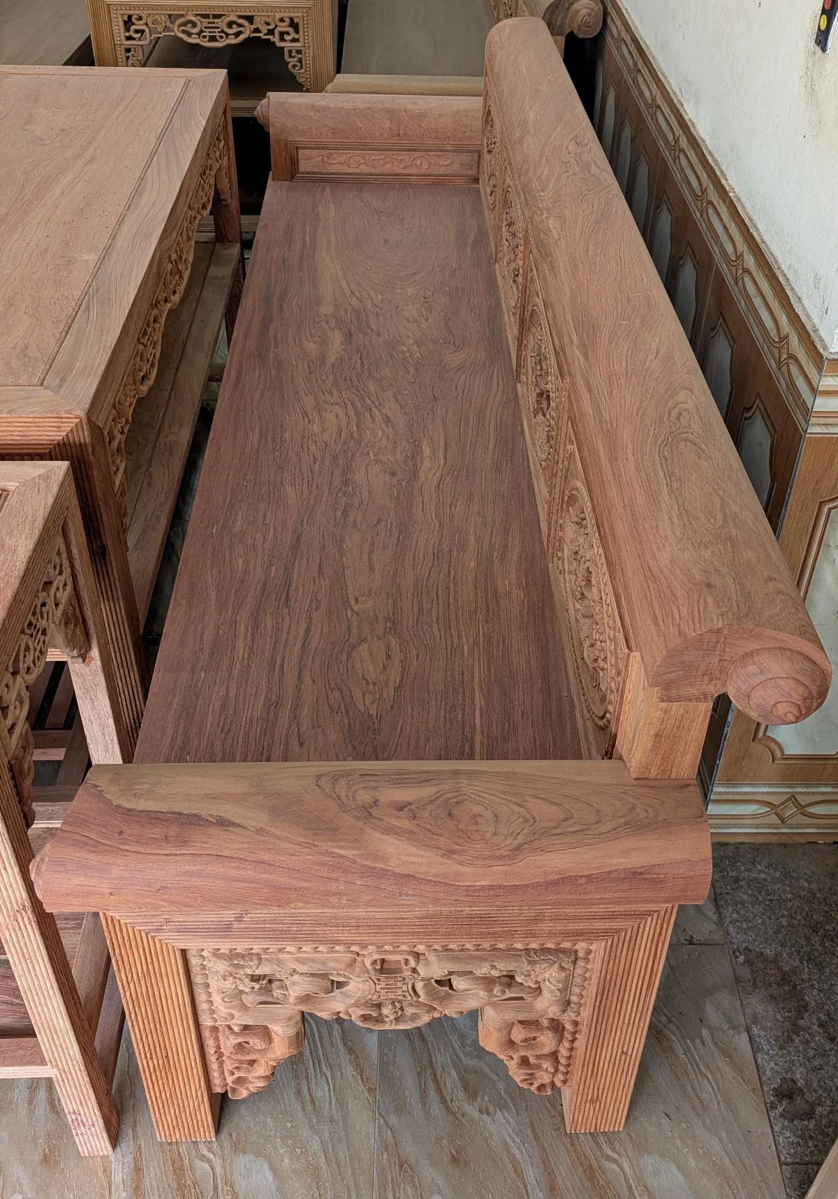 Bàn trường kỷ gỗ hương đá 61x137cm chân 9 chỉ chắc chắn và tinh xảo.