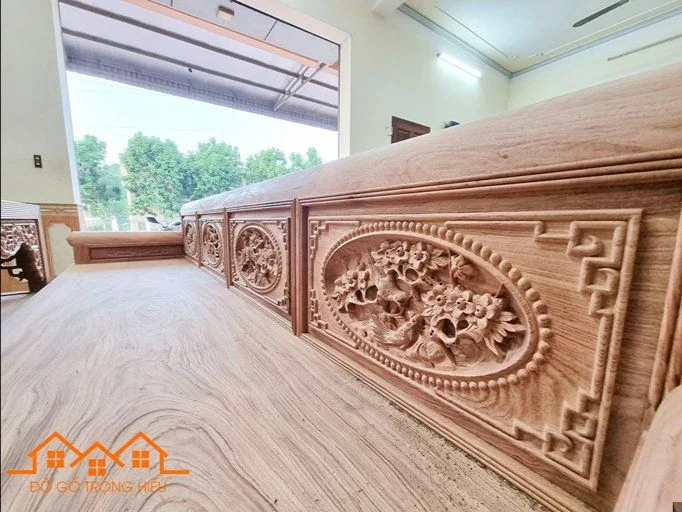 Chi tiết vách đục Tứ Quý trên nền gỗ hương đá vân mây sắc nét.