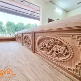 Chi tiết vách đục Tứ Quý trên nền gỗ hương đá vân mây sắc nét.