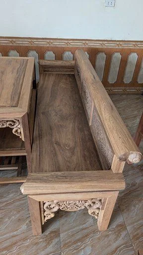 Đường vân gỗ gụ Lào tự nhiên trên thân trường kỷ 2m02 Đồ Gỗ Trọng Hiếu.