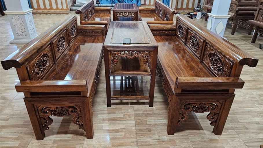 Trường kỷ gỗ gụ ta Quảng Bình đục chạm thủ công yếm phúc rơi, của Đồ Gỗ Trọng Hiếu.