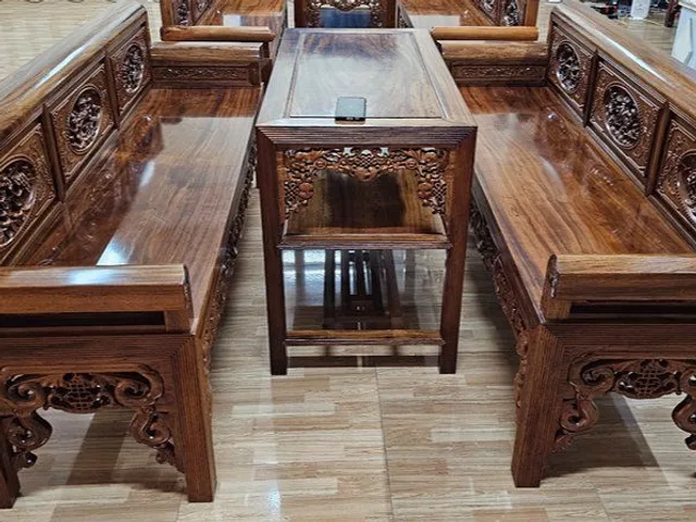 Trường kỷ gỗ gụ ta Quảng Bình đục chạm thủ công yếm phúc rơi, của Đồ Gỗ Trọng Hiếu.