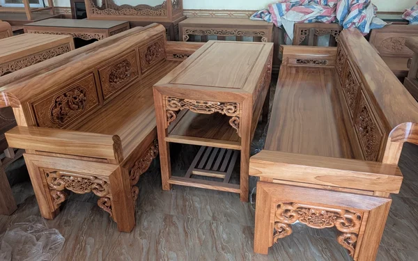 Nên mua trường kỷ gỗ hương đá hay gỗ gụ? So sánh chi tiết 2026