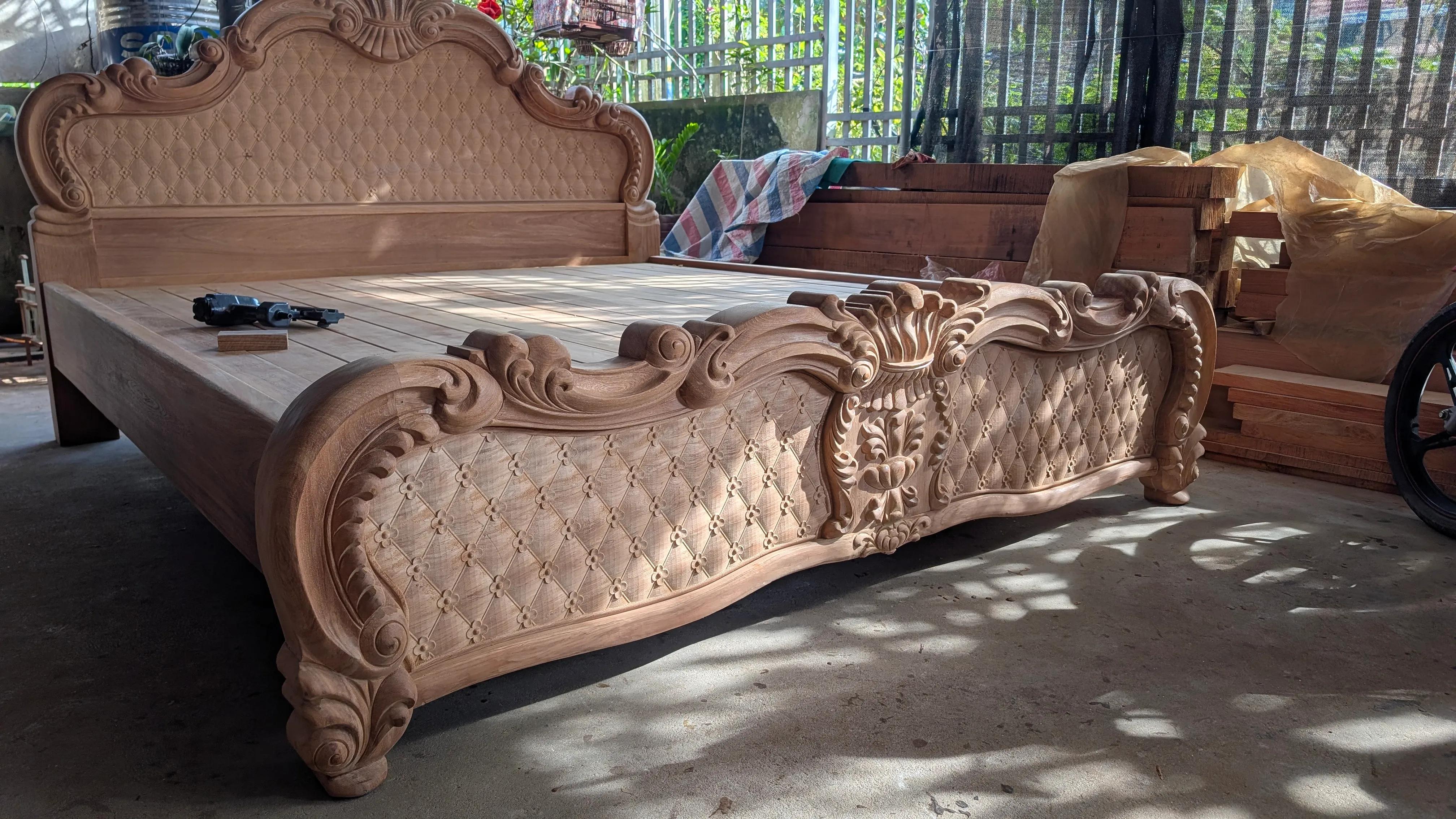 Góc nghiêng giường gỗ gõ đỏ 1m8x2m thể hiện vai dày và hệ vạt phản