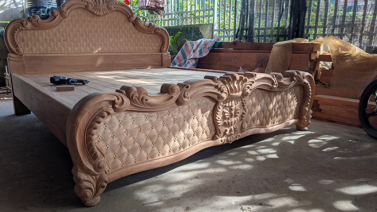 Góc nghiêng giường gỗ gõ đỏ 1m8x2m thể hiện vai dày và hệ vạt phản