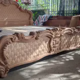 Góc nghiêng giường gỗ gõ đỏ 1m8x2m thể hiện vai dày và hệ vạt phản