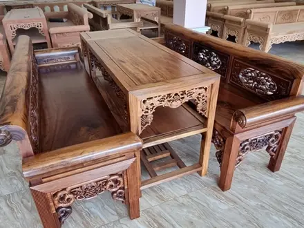 Trường kỷ gỗ gụ ta Quảng Bình đục tay thủ công từ xưởng Đồ Gỗ Trọng Hiếu.