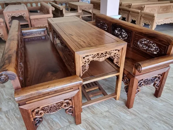 Trường kỷ gỗ gụ ta Quảng Bình đục tay thủ công từ xưởng Đồ Gỗ Trọng Hiếu.
