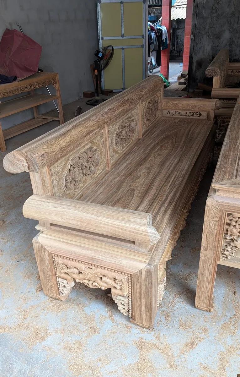 Góc nghiêng bộ trường kỷ gỗ gụ Lào chân vấu dài 2m37 của Đồ Gỗ Trọng Hiếu.