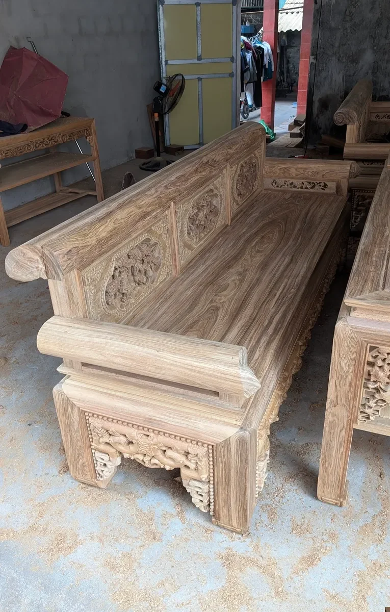 Góc nghiêng bộ trường kỷ gỗ gụ Lào chân vấu dài 2m37 của Đồ Gỗ Trọng Hiếu.