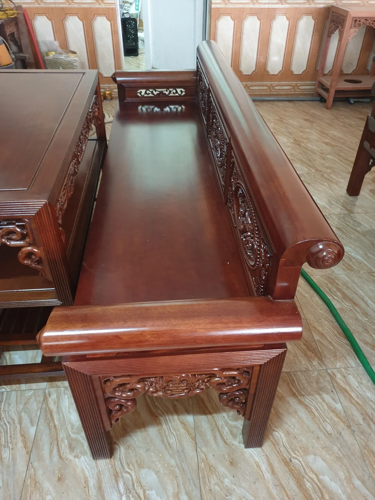 Hình ảnh tổng thể bộ trường kỷ gỗ gụ Lào 1m97 sang trọng của Đồ Gỗ Trọng Hiếu.