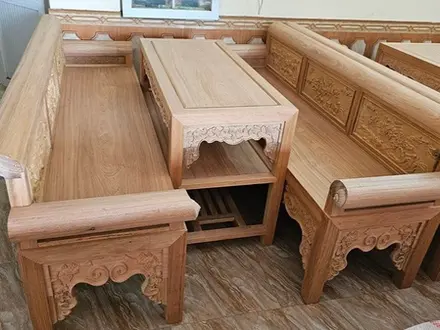 Trường kỷ gỗ Gụ Lào 2m19 đục tay tích Tứ Quý nền tại Đồ Gỗ Trọng Hiếu.