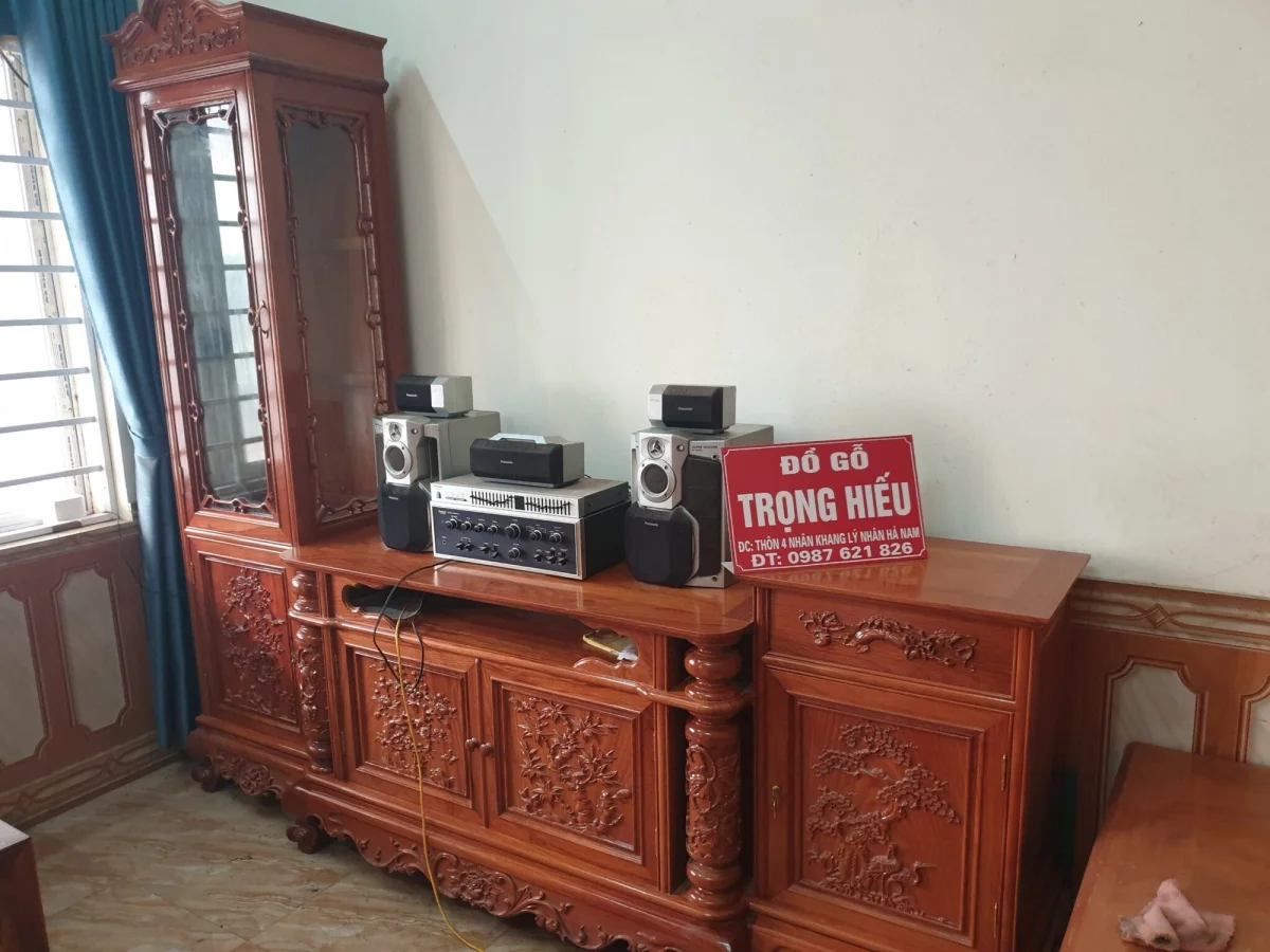 Góc nghiêng tủ kệ gỗ gõ đỏ cao cấp cho phòng khách sang trọng.