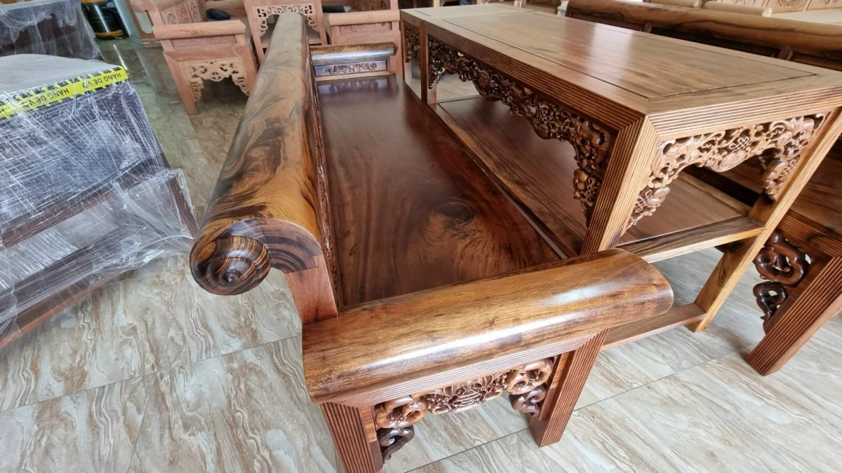 Góc chi tiết mặt ghế trường kỷ gỗ gụ ta Quảng Bình từ Đồ Gỗ Trọng Hiếu.