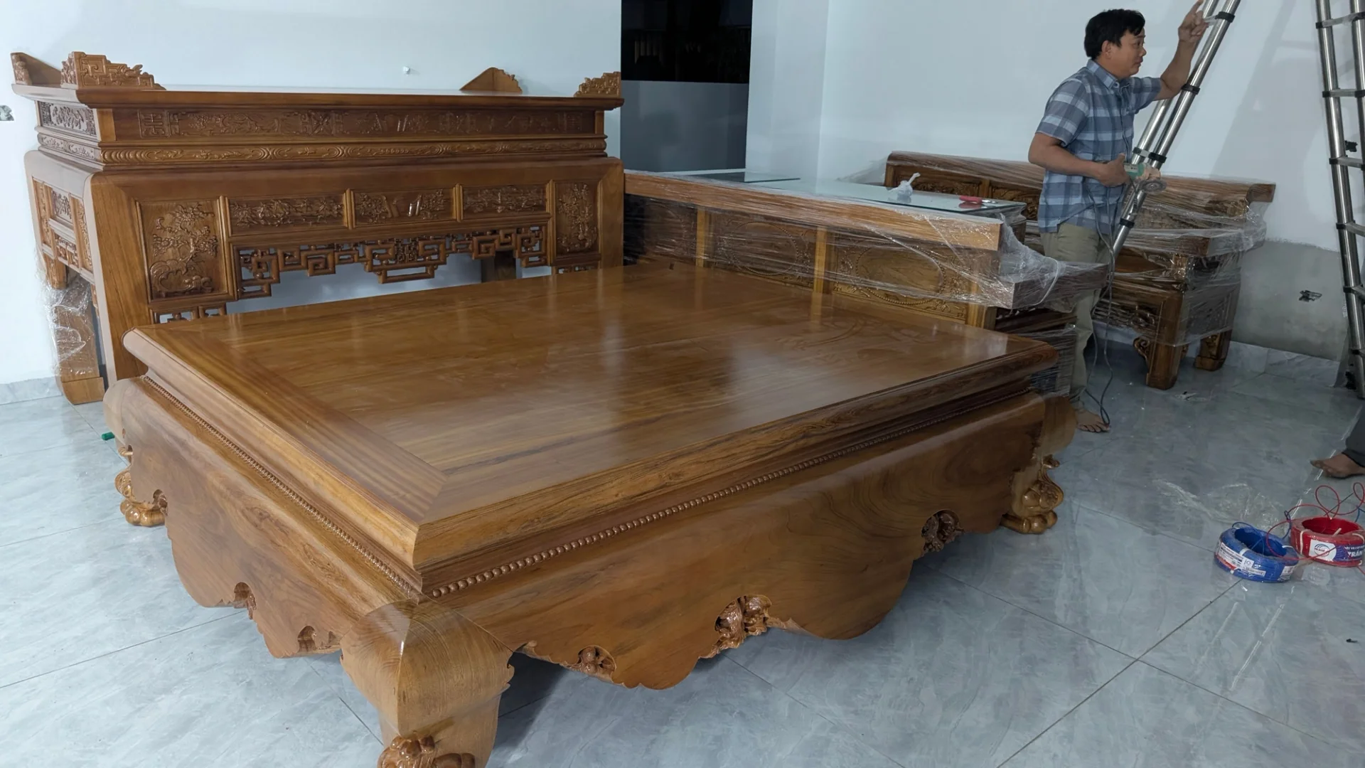 bàn giao combo trường kỷ sập gụ,bàn thờ cho anh khách Mê Linh - Hà Nội.